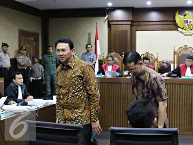 Gubernur DKI Jakarta Basuki T Purnama bersiap mengikuti persidangan di Pengadilan Tipikor, Jakarta, Senin (25/7). Ahok menjadi saksi terkait kasus suap proyek reklamasi. (Liputan6.com/Immanuel Antonius)