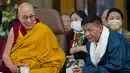 <p>Pada bulan April, Dalai Lama menghadapi kritik yang luas setelah video beredar di internet yang menunjukkan dia mencium seorang anak laki-laki di bibir dan mengatakan &ldquo;hisap lidahku&rdquo;. (AP Photo/Ashwini Bhatia)</p>