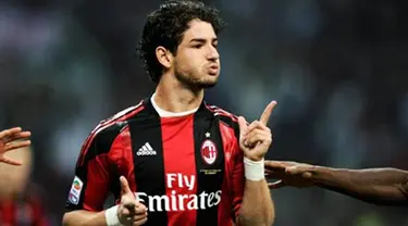 Striker AC Milan Alexandre Pato menyumbang dua gol untuk mengalahkan Inter Milan 3-0 dalam laga derby Serie A di San Siro, 2 April 2011. AFP PHOTO/OLIVIER MORIN