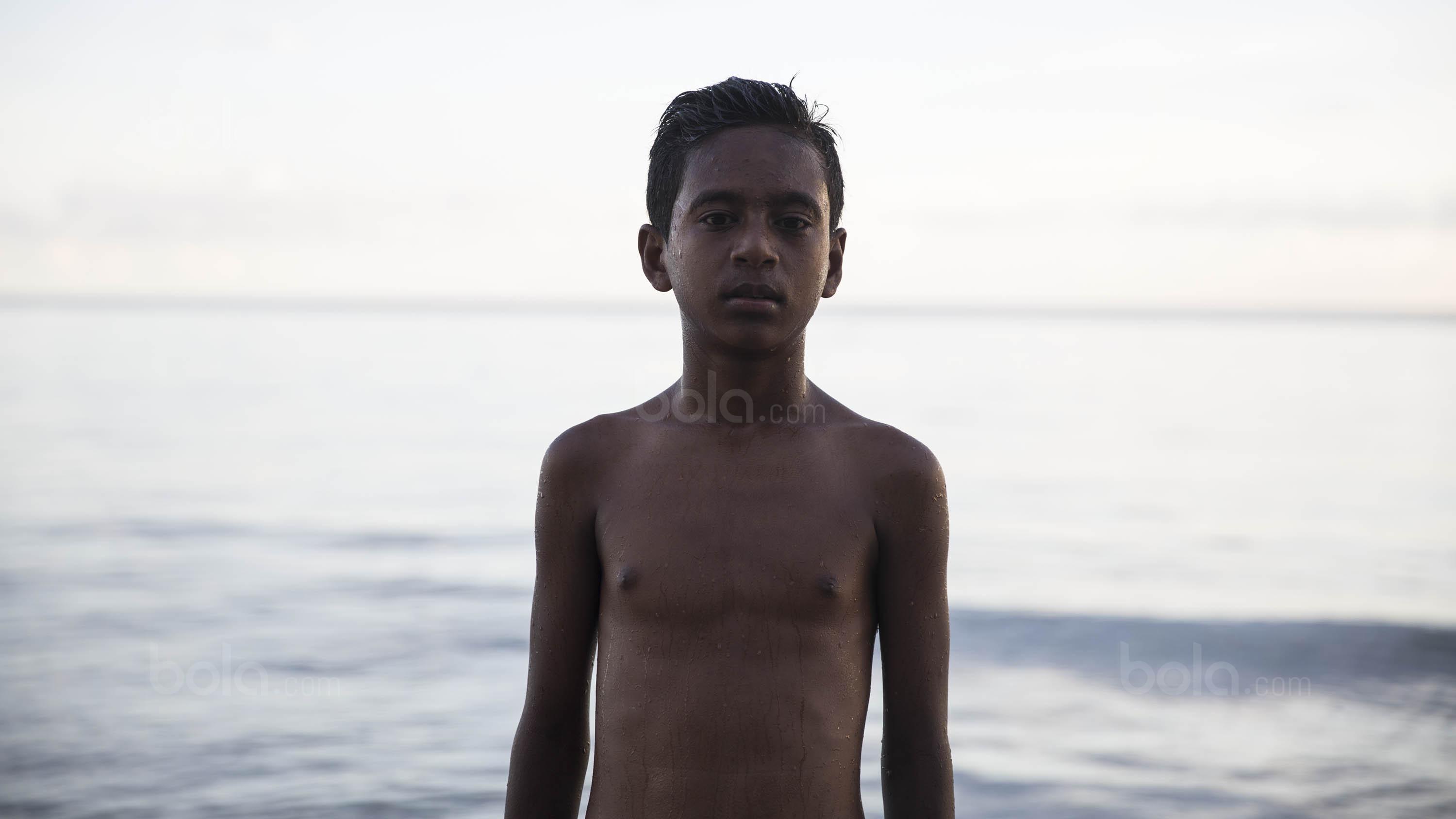 Pesepak bola Tulehu Putra, Alghy Nahumarury, usai latihan di tepi Pantai Tial, Tulehu, Selasa (14/11/2017). (Bola.com/Vitalis Yogi Trisna)