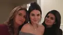 Caitlyn Jenner pun kini masih berusaha menjadi ayah yang baik untuk Kendall dan Kylie Jenner. (instagram/caitlynjenner)