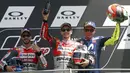 Pebalap Ducati, Jorge Lorenzo, bersama Andrea Dovizioso dan Valentino Rossi, melakukan selebrasi usai menjuarai  MotoGP Italia di Sirkuit Mugello, Minggu (3/6/2018). Lorenzo finis dengan catatan waktu 41 menit 43,230 detik. (AP/Antonio Calanni)
