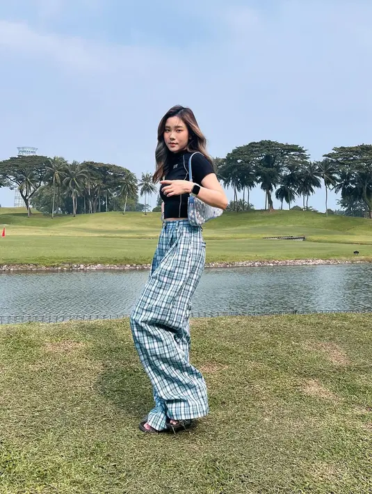<p>Meskipun tidak memakai sneakers, wide leg pants ala Jessica bisa jadi inspirasimu. Celana model lebar ini cocok dipadukan dengan sneakers.</p>