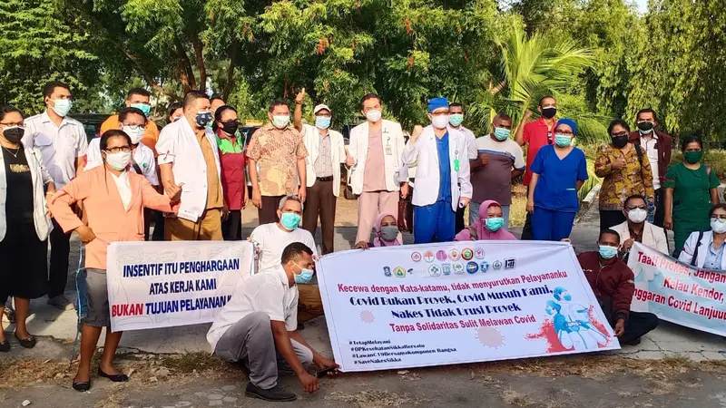 Belasan organisasi profesi kesehatan di Kabupaten Sikka, mendatangi gedung DPRD Kabupaten Sikka, NTT. (liputan6.com/ Dionisius Wilibardus)