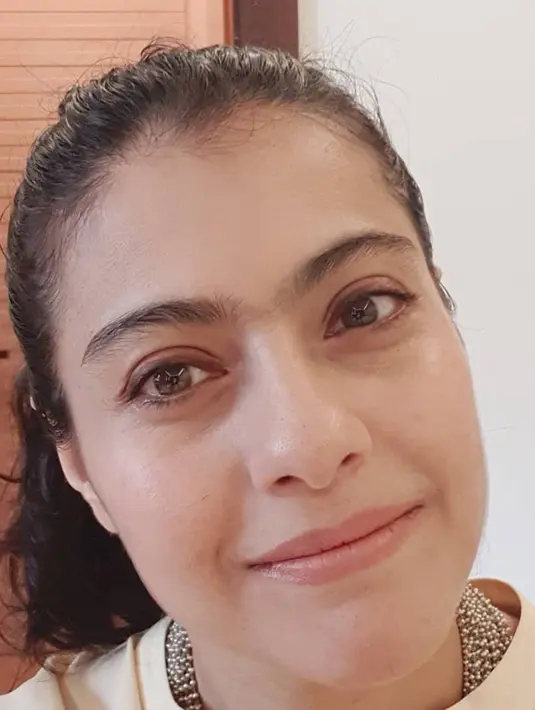 Meski sering tampil dengan makeup, akan tetapi Kajol beberapa kali mengunggah foto tanpa makeup. Saat berulang tahun, Kajol memposting sebuah selfie dirinya tanpa menggunakan makeup. Masih terlihat cantik ya (Liputan6.com/IG/@kajol)