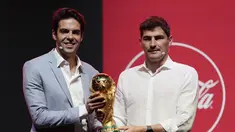Mantan pemain Brasil Kaká (kiri) dan mantan kiper Spanyol Iker Casillas membawa trofi Piala Dunia FIFA Qatar selama Tur Trofi oleh Coca-Cola dimulai hari ini dengan acara pemberhentian pertama di Dubai, Uni Emirat Arab, Kamis (12/5/2022). (AP Photo/Kamran Jebreili)