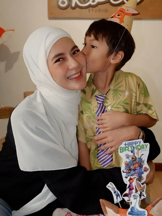 Paula Verhoeven saat Rayakan Ulang Tahun ke-6 Kiano di Sekolah dengan kerudung putih. [@paula_verhoeven]