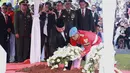 Presiden ke-6 RI Susilo Bambang Yudhoyono meletakan karangan bunga di atas pusara Ani Yudhoyono di TMP Kalibata, Jakarta, Minggu (2/6/2019). Ani Yudhoyono meninggal dunia di National University Hospital Singapura pada 1 Juni 2019 karena kanker darah. (Fimela.com/Deki Prayoga)