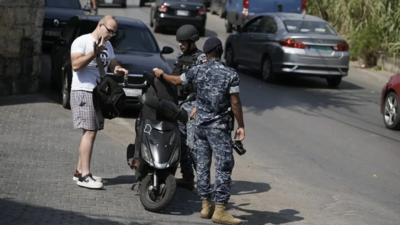 Tentara Lebanon memeriksa dokumen pengendara sepeda motor saat penyelidik mengumpulkan bukti forensik di jalan menuju Kedutaan Besar AS di Aukar, pinggiran utara Beirut, Lebanon, Rabu (5/6/2024).