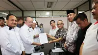 LaNyalla Matalitti (tengah kiri) saat menyerahkan berkas untuk pendaftaran calon ketua umum PB Muay Thai Indonesia (istimewa)