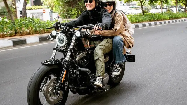 Natasha Rizky mengunggah fotonya sedang dibonceng moge dengan Dian Ayu