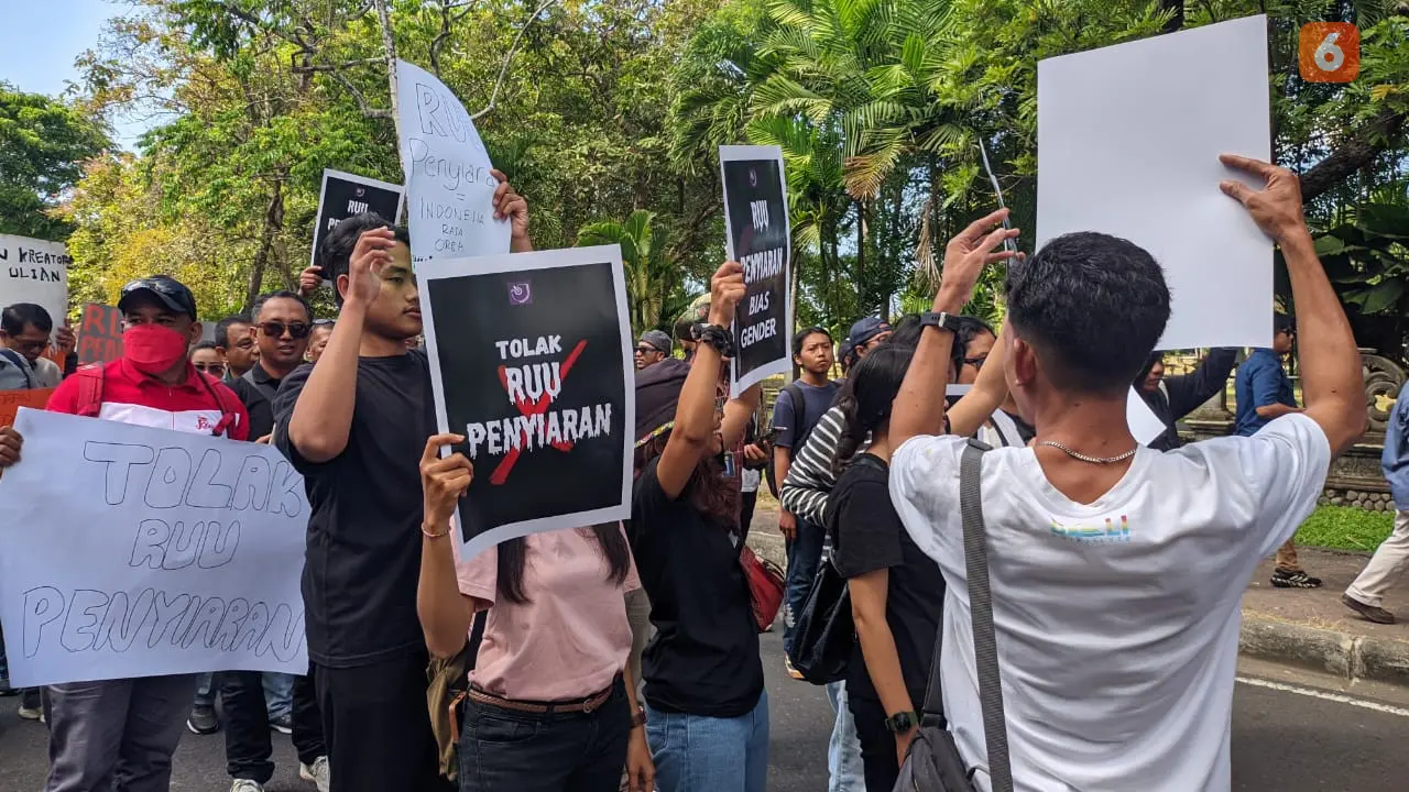 Tolak RUU Penyiaran Elemen Gabungan Organisasi Media di Pulau Dewata Geruduk DPRD Bali