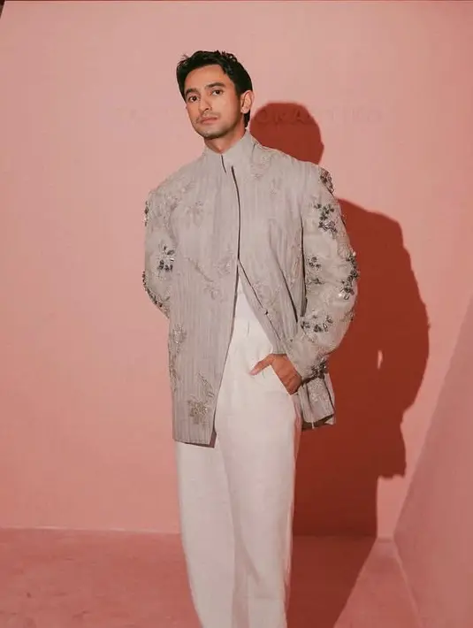 Omar Daniel menggenakan beskap cutting inspired top dengan sentuhan embellishment yang indah. Dipadukan dengan celana putih dan sepatu hitam. / Foto: Instagram Omar Daniel.