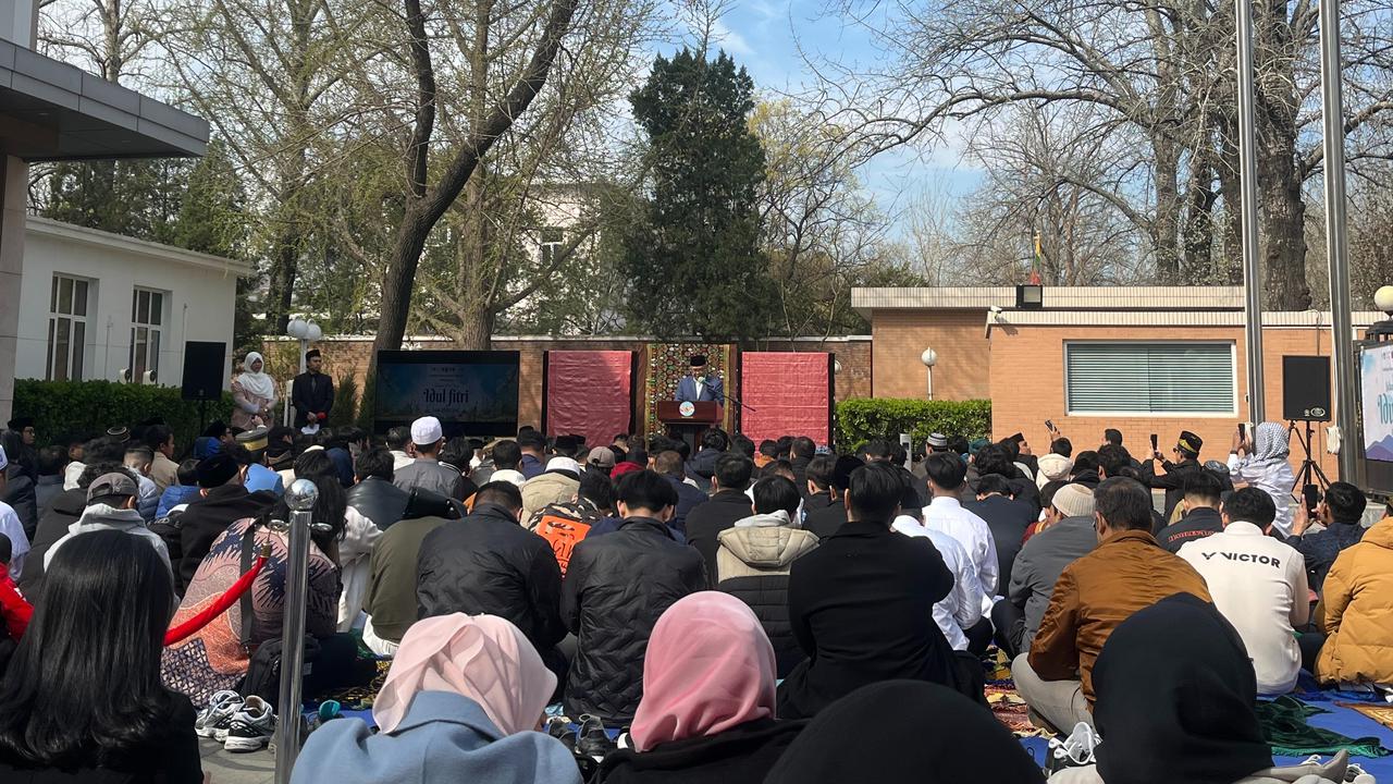 Berlangsung Khidmat, Ratusan WNI Hadiri Salat Idulfitri di KBRI Beijing