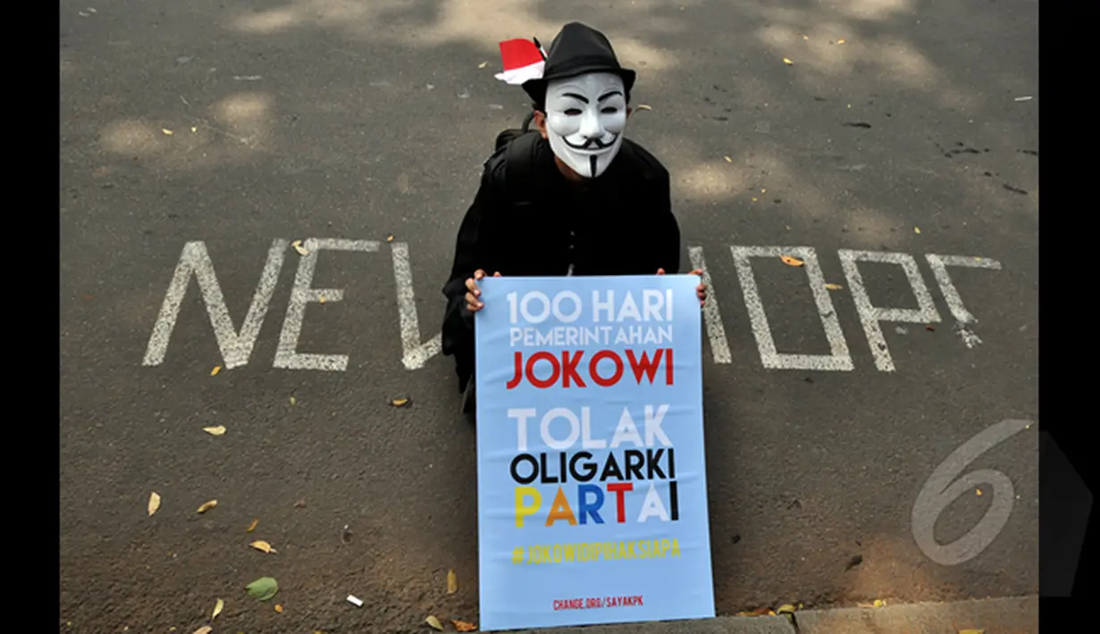 Seorang demonstran yang mengenakan topeng tampak duduk membawa poster di depan Istana Negara, Jakarta, Rabu (28/1/2015). Menuntut agar Joko Widodo menyelesaikan permasalahan yang terjadi antara KPK dan Polri. (Liputan6.com/Miftahul Hayat)