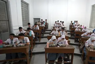 Pelaksanaan program Bakan Bergizi Gratis (MBG) di SMK Negeri 1 Jakarta, Kamis (8/1/2026). (Dok BGN)