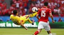 Pemain Rumania, Andrei Prepelita (kiri) melakukan tendangan salto saat melawan Swiss  pada laga Grup A Piala Eropa 2016 di Parc des Princes, Paris, Rabu (15/6/2016) WIB. (REUTERS/Kai Pfaffenbach)