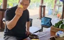 Mantan Panglima TNI Jenderal Gatot Diajak Keliling Kebun, Makan Durian Musang King lalu Petik Alpukat Super