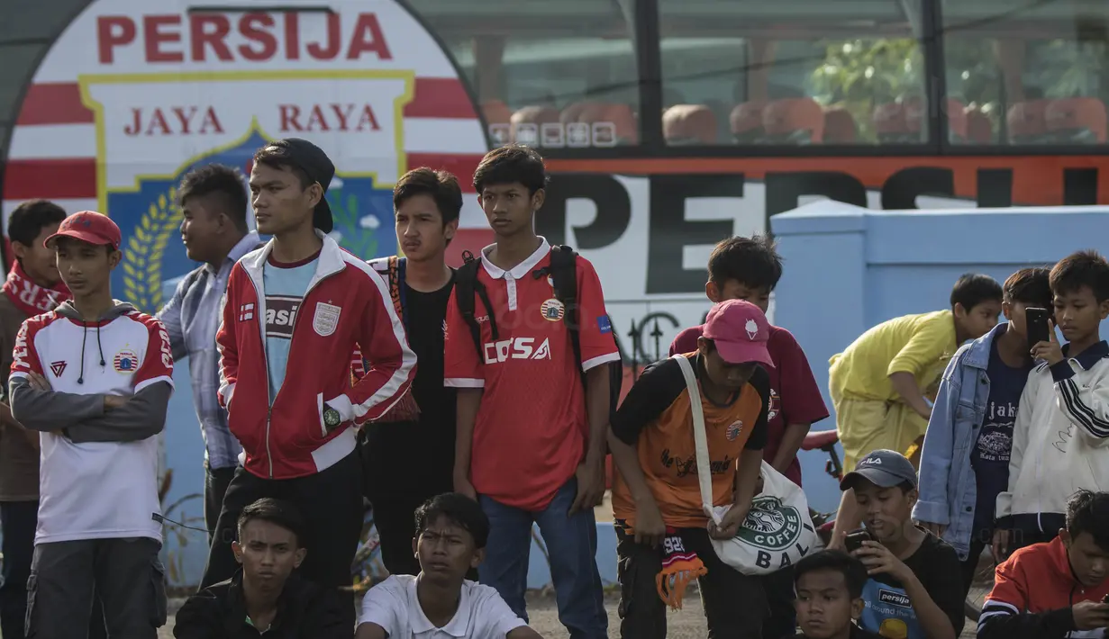 Suporter Persija, The Jakmania, menyaksikan latihan perdana Macan Kemayoran di Lapangan Sutasoma, Jakarta, Senin (18/12/2017). Latihan ini diikuti oleh 31 pemain, yang tujuh diantaranya pemain baru. (Bola.com/Vitalis Yogi Trisna)