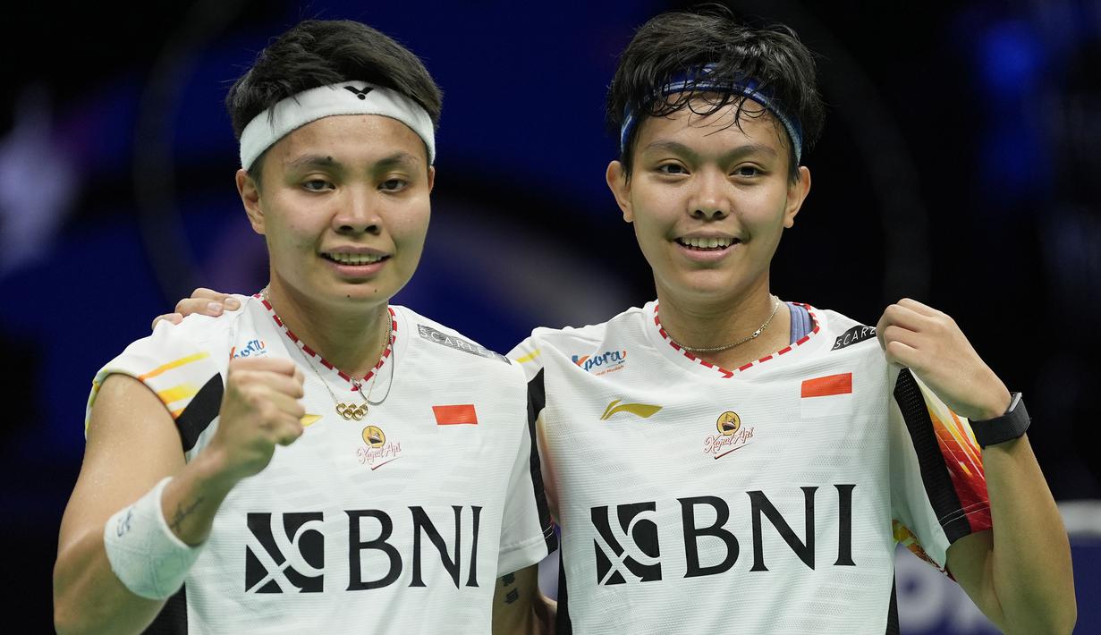 Ganda putri Indonesia, Apriyani Rahayu/Siti Fadia Silva Ramadhanti berpose merayakan kemenangan atas wakil Thailand, Jongkolphan Kititharakul/Rawinda Prajongjai pada partai kedua Perempatfinal Piala Uber 2024 antara Indonesia menghadapi Thailand di Hi-Tech Zone Sports Centre Gymnasium, Chengdu, China, Jumat (3/5/2024). Apriyani Rahayu/Siti Fadia Silva Ramadhanti menang dua gim langsung (21-17, 21-14) untuk membawa Indonesia unggul 2-0. (AP Photo/Ng Han Guan)