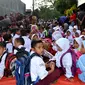 Ratusan murid SD Negeri 62 Kota Bengkulu terpaksa belajar di jalanan karena sekolah mereka disegel pemilik lahan. (Liputan6.com/Yuliardi Hardjo)