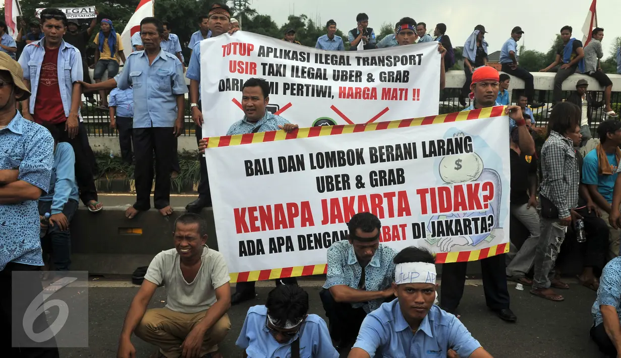 Ribuan Supir Taksi melakukan demo di depan Gedung DPR/MPR, Jakarta, Selasa (22/3). Selain melakukan demo, supir taksi tersebut melakukan sweeping ke supir taksi yang beroperasi di dalam tol dan membakar ban. (Liputan6.com/Johan Tallo)