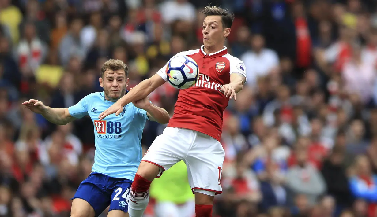 Gelandang Arsenal, Mesut Ozil, mengontrol bola saat melawan Bournemouth pada laga Premier League di Stadion Emirates, London, Sabtu (9/9/2017). Arsenal menang 3-0 atas Bournemouth. (AP/John Walton)