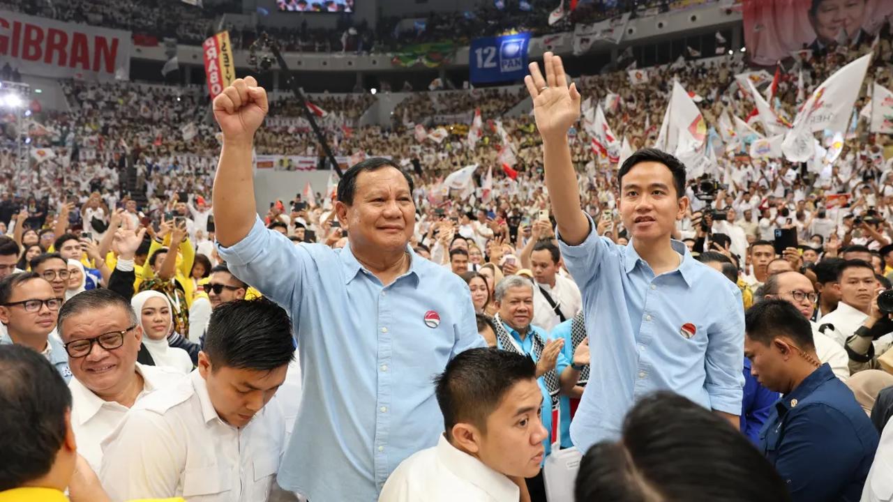 Dalam pertarungan head to head dengan pasangan Ganjar-Mahfud dan Anies-Muhaimin, Prabowo-Gibran bahkan mereka mampu meraih lebih dari 50 persen dukungan.<br>