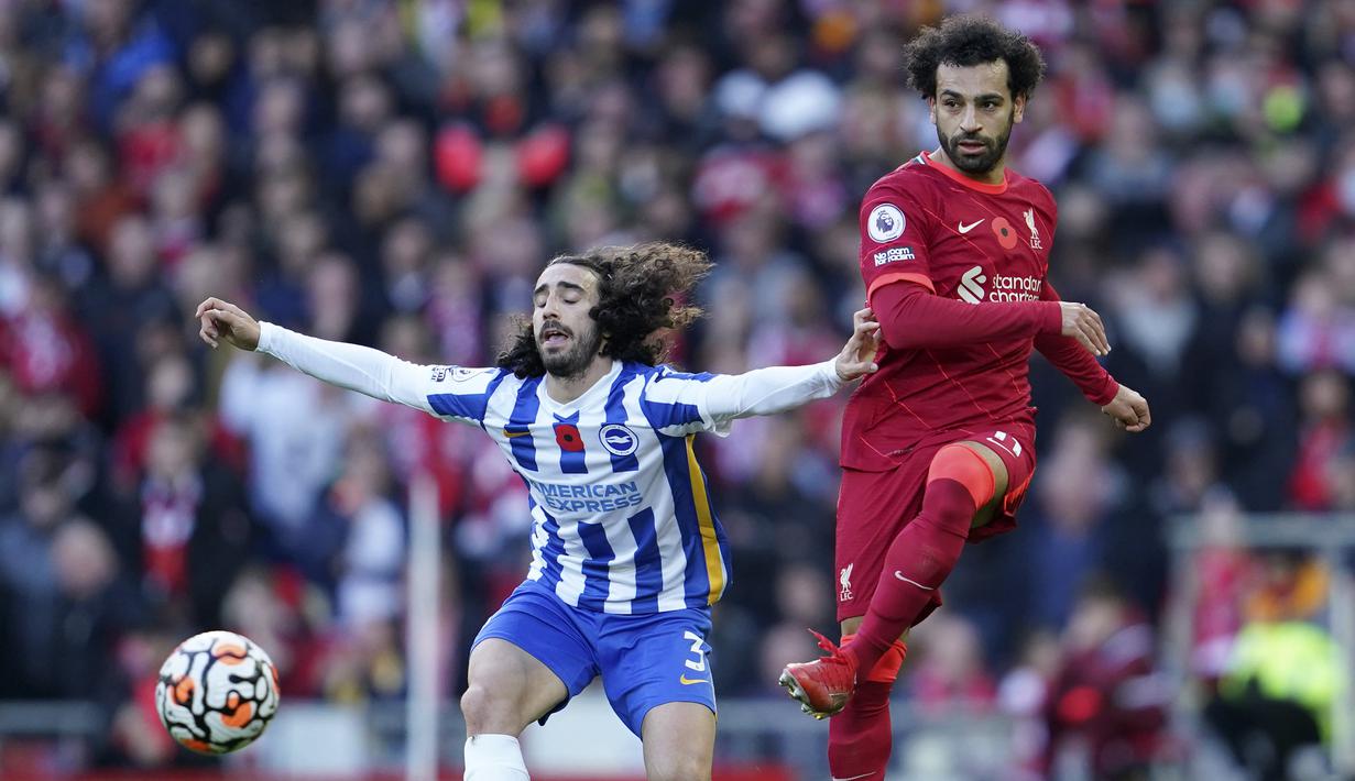 Mohamed Salah. Sayap Liverpool ini mempunyai catatan di Liga Inggris musim ini yang dapat membuat satu gol dalam setiap empat tembakan dalam sebuah laga. Meski masih tergolong wajar, namun para kritikus tetap menghakiminya sebagai sosok egois yang masih dapat lebih efektif bermain. (AP/Jon Super)