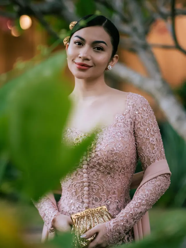 Pesona Ariel Tatum di Royal Wedding Mangkunegaran, Berbalut Kebaya Rangkai Mawar