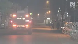 Mobil baracuda milik polisi masuk ke dalam area Mako Brimob, Kelapa Dua pascabentrok antara petugas dengan tahanan di Depok, Kamis (10/5). Akibat insiden itu lima polisi gugur dan satu narapidana tewas dalam insiden tersebut (Liputan6.com/Herman Zakharia)
