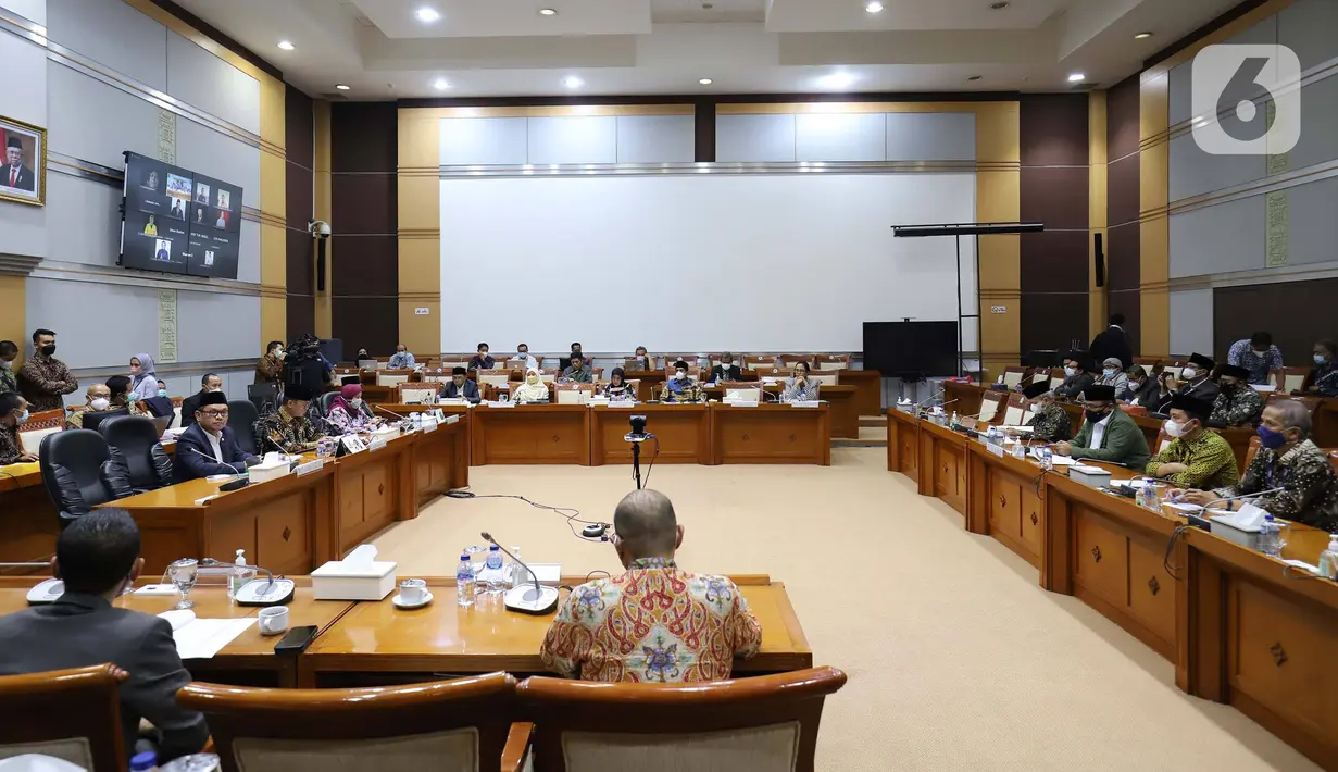 Suasana rapat kerja Menteri Agama Yaqut Cholil Qoumas bersama Komisi VIII DPR dengan agenda Penetapan Biaya Penyelenggaraan Ibadah Haji Tahun 2022 di Jakarta, Rabu (13/4/2022). Biaya Penyelenggaraan Ibadah Haji Tahun 1443 H/2022 disepakati sebesar Rp39,8 juta per orang. (Liputan6.com/Angga Yuniar)