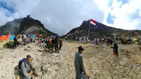 Para pendaki berada di puncak Gunung Sibayak untuk memperingati Hari Ulang Tahun (HUT) ke-79 Kemerdekaan Republik Indonesia