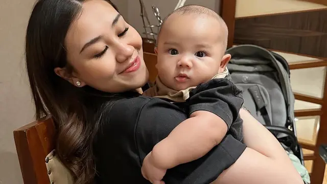 Aaliyah Massaid berikan ASI kepada Baby Arash. [@aaliyah.massaid]