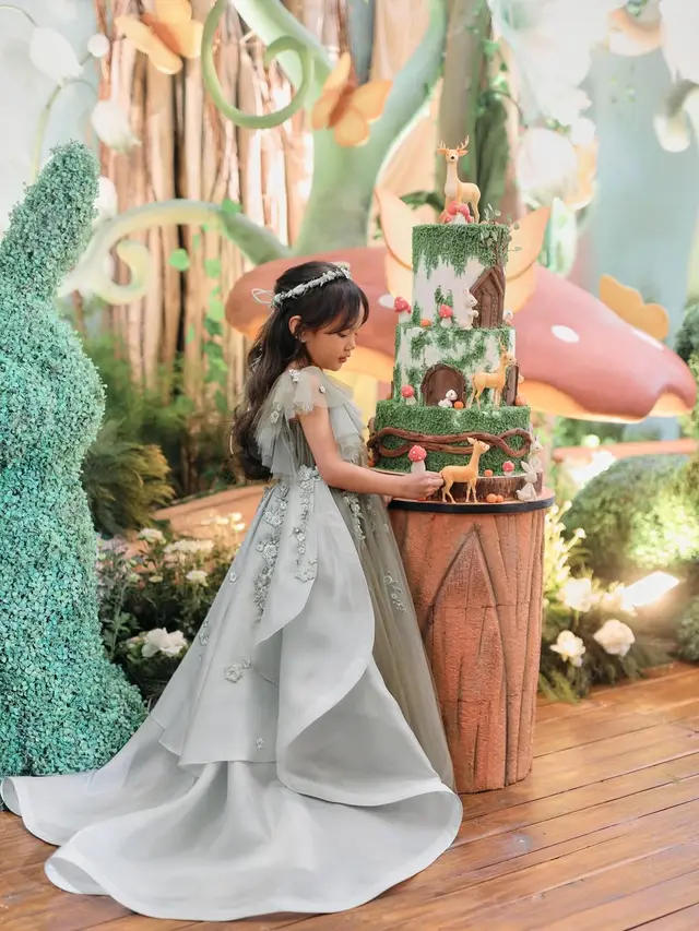 Pesona Manis Claire Herbowo, Putri Shandy Aulia, Jadi Putri Hutan Rayakan Ulang Tahun ke-6, Pakai Gaun Rancangan Desainer Ternama