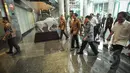 Presiden Joko Widodo (Jokowi) beserta rombongan saat tiba di Bursa Efek Indonesia (BEI), Jakarta, Selasa (7/4/2015). Kunjungan presiden tersebut untuk melihat perkembangan pasar modal Indonesia. (Liputan6.com/Faizal Fanani)