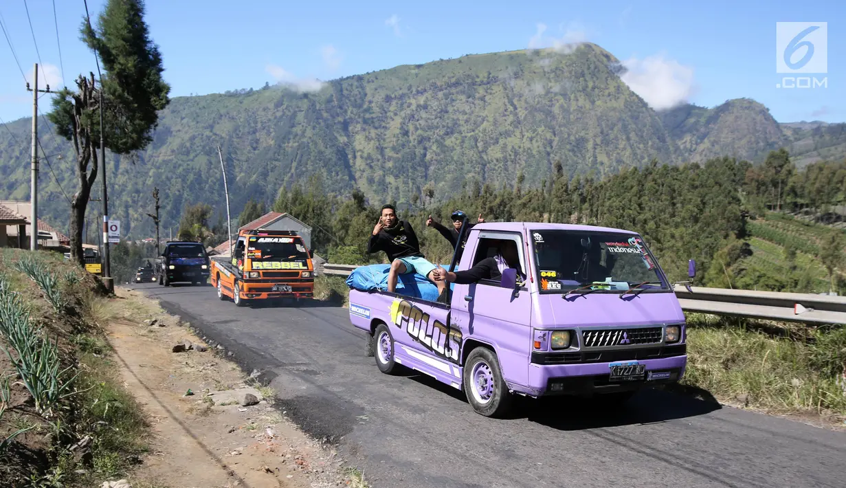 Peserta Komunitas Eltitusi (Mitsubhisi L300) mengikuti tour mengelilingi kawasan Gunung Bromo, Jawa Timur, Minggu (8/7). Mereka mencoba ban yang dirancang khusus untuk kendaraan niaga ringan yang biasa melebihi muatan. (Liputan6.com/Arya Manggala)