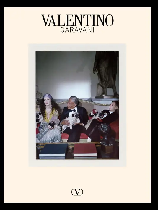Kampanye ini mengambil inspirasi dari maestro sinema Italia Federico Fellini dan film klasiknya tahun 1972, Roma, sambil membawa kita kembali ke dunia khas Michele. Pewaris bangsawan, putri perfilman, dan berbagai jenis muse yang mengenakan pakaian mewah lintas era menghuni Palazzo Gabrielli-Mignanelli yang terkenal—yang, selain menjadi markas besar Valentino saat ini, juga memiliki sejarah yang kaya sebagai rumah bagi aristokrasi Romawi dan rohaniwan. Kini, tempat ini kembali menjelma sebagai lokasi pesta penuh kemewahan. [Dok/Valentino].