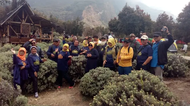 Salah satu rombongan pengunjung TWA Papandayan Garut, Jawa Barat, tengah mengabadikan momen kebersamaan mereka di lokasi wisata