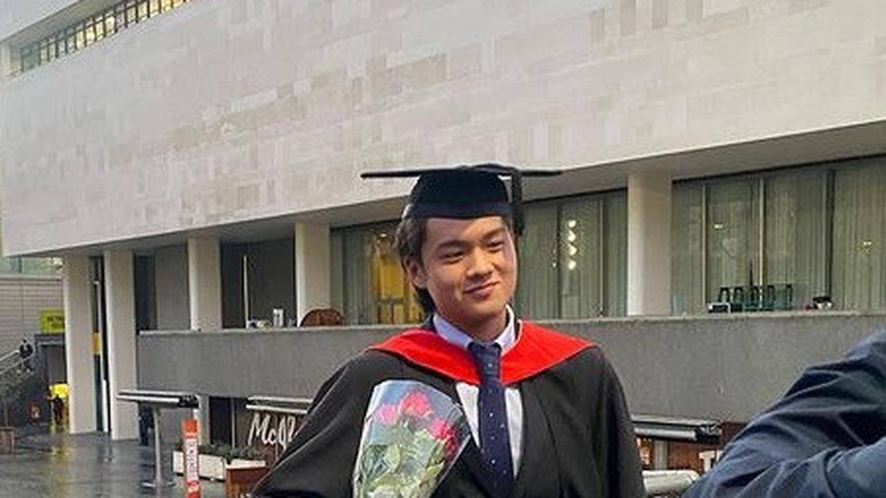 Resmi Jadi Sarjana Seni, Intip Pesona Liam Amadeo Riza Putra Sulung Riri Riza