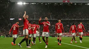 Gelandang Manchester United asal Kamerun bernomor punggung 19, Bryan Mbeumo (tengah), merayakan gol kelima timnya bersama rekan-rekan setim dalam pertandingan Liga Inggris antara Manchester United dan Ipswich Town di Old Trafford, Manchester, Inggris barat laut, pada 30 Agustus 2026. (Paul ELLIS/AFP)