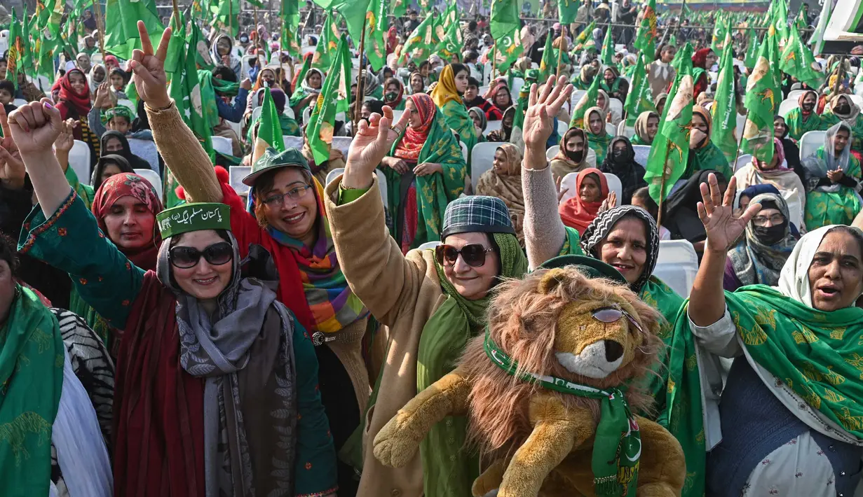 Para pendukung Nawaz Sharif bersorak saat rapat umum kampanye pemilu di Hafizabad, provinsi Punjab, pada 18 Januari 2024. (Arif ALI/AFP)