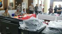 Setyo Budiyanto didampingi Kabid Humas Kombes Pol Jules Abraham Abast dan Direskrimsus Kombes Pol Nasriadi saat mengungkap kasus pencurian data elektronik oleh pinjol.