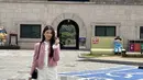 Gaya lainnya juga tampak kala ia mengenakan kemeja putih, celana putih, dan juga blazer pink. [Foto: Instagram/ Sabrina Chairunnisa]