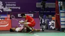 Kondisi kaki tunggal putra Indonesia, Anthony Sinisuka Ginting memburuk saat melawan pemain China, Shi Yuqi pada final Bulutangkis Beregu Putra Asian Games 2018 di Jakarta, Rabu (22/8). (Liputan6.com/Helmi Fithriansyah)