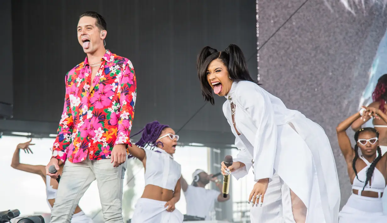 Rapper Cardi B berkolaborasi dengan G-Eazy dalam festival musik tahunan Coachella 2018 di Indio, California, Minggu (15/4). Meskipun hamil besar, Cardi B tak mengendorkan penampilannya kala berkolaborasi dengan banyak artis. (Amy Harris/Invision/AP)