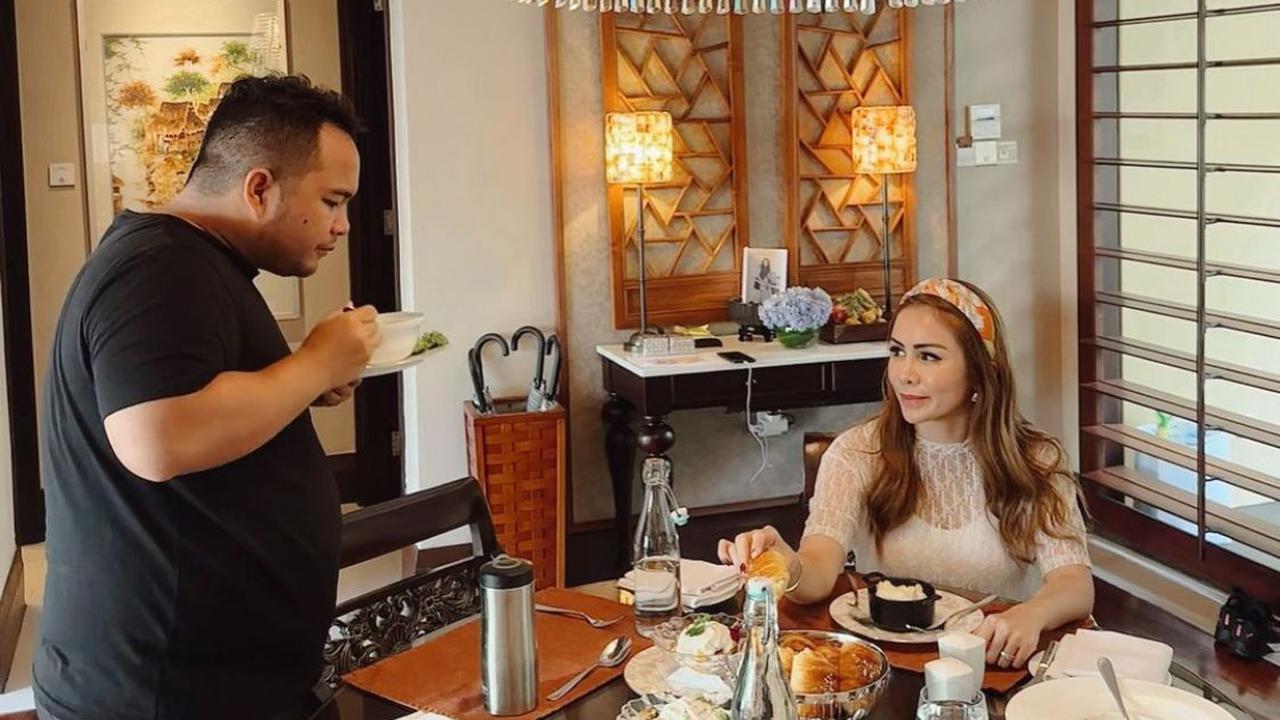 Hadiah Mewah Suami Momo Geisha, Lapangan Futsal Berlisensi FIFA yang Viral Lagi