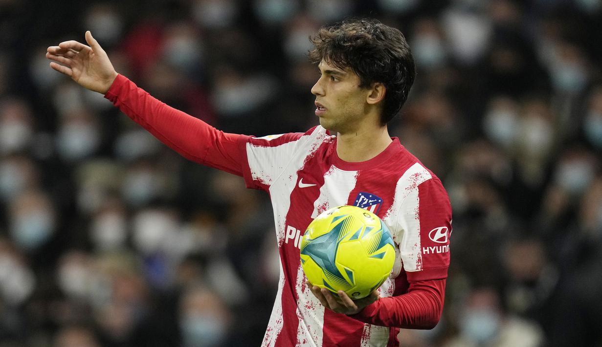 Joao Felix langsung membahayakan gawang Real Madrid pada menit ke-50. Tendangannya masih mampu diblok Thibaut Courtois. (AP/Bernat Armangue)