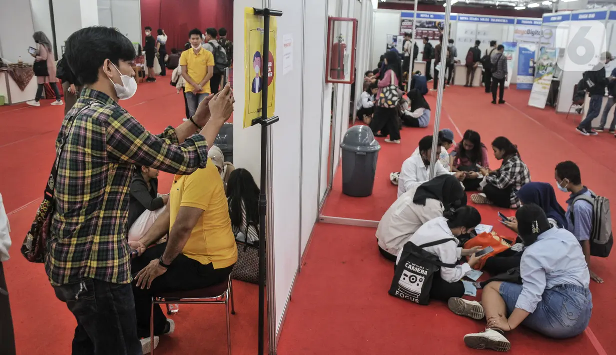 Di sini, pencari kerja tidak perlu membawa CV beserta berkas cetak lainnya, cukup dengan lengkapi data diri, datang ke event, lalu scan barcode yang mau kita apply, lamaran langsung terkirim. (merdeka.com/Iqbal S Nugroho)
