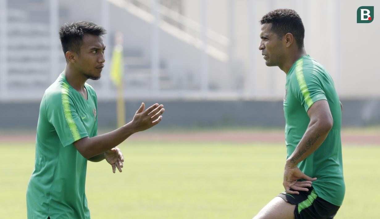 Pemain Timnas Indonesia, Beto Goncalves, berdiskusi dengan Muhammad Hargianto, usai latihan di Stadion Madya Senayan, Jakarta, Rabu (21/11). Latihan ini persiapan jelang laga Piala AFF 2018 melawan Filipina. (Bola.com/M. Iqbal Ichsan)